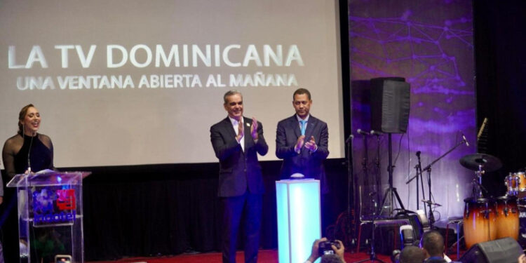 Abinader da inicio a la televisión digital