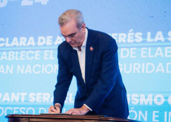 Abinader rubrica pacto por la seguridad vial