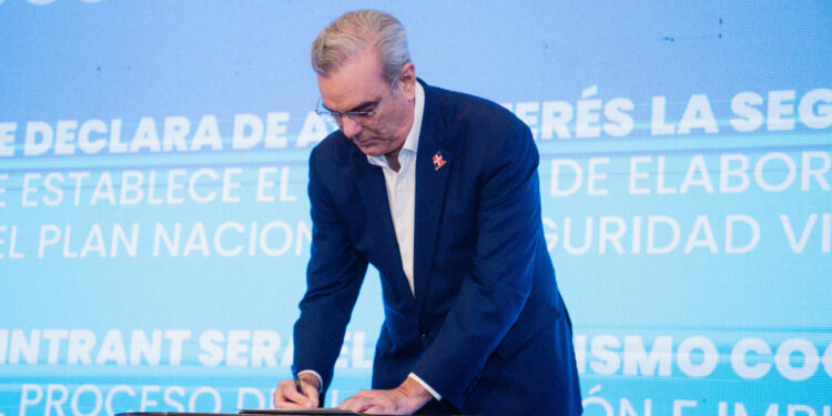 Abinader rubrica pacto por la seguridad vial