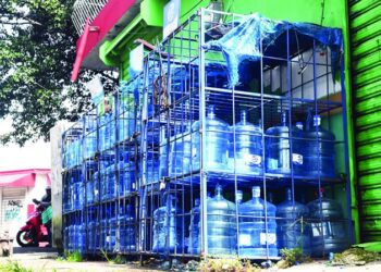 Casi vence plazo para cubrir botellones de agua expuestos al sol