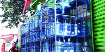 Casi vence plazo para cubrir botellones de agua expuestos al sol