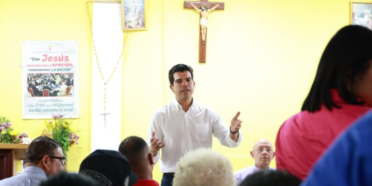 Wellington Arnaud se reúne con residentes de Los Ciruelitos y Hoyo de Bartola