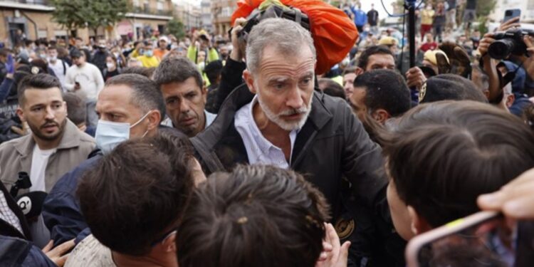 Tiran palos, piedras y barro a reyes de España en Valencia