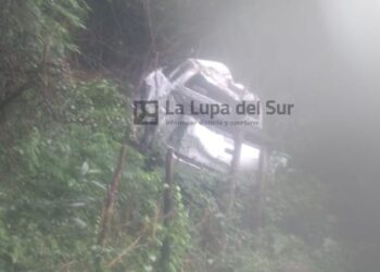 Ocupantes de carro «vivos para contarlo» al caer en quebrada en la carretera de La Guázara
