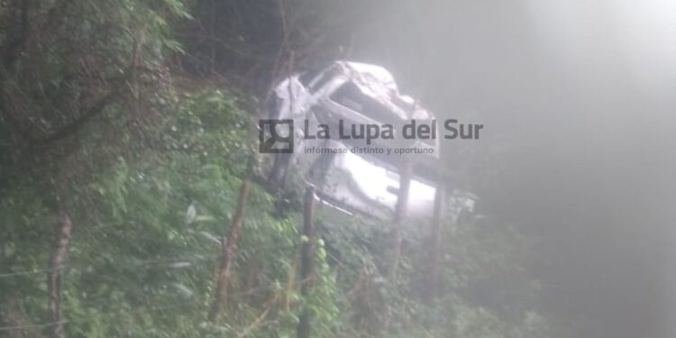 Ocupantes de carro «vivos para contarlo» al caer en quebrada en la carretera de La Guázara