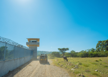 Ministro Paliza supervisa construcción de verja perimetral entre RD y Haití; obra está avanzada en un 84% en su primera etapa