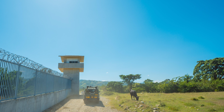 Ministro Paliza supervisa construcción de verja perimetral entre RD y Haití; obra está avanzada en un 84% en su primera etapa