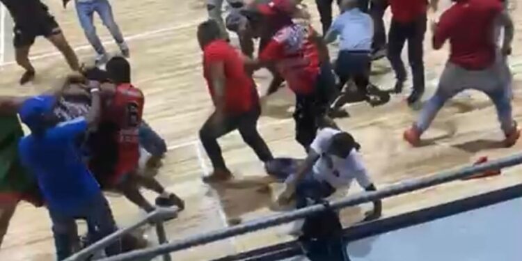 Vándalos provocan trifulca en Polideportivo de Cabral