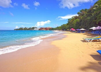 Por fuerte oleaje «cierran» playas en Puerto Plata