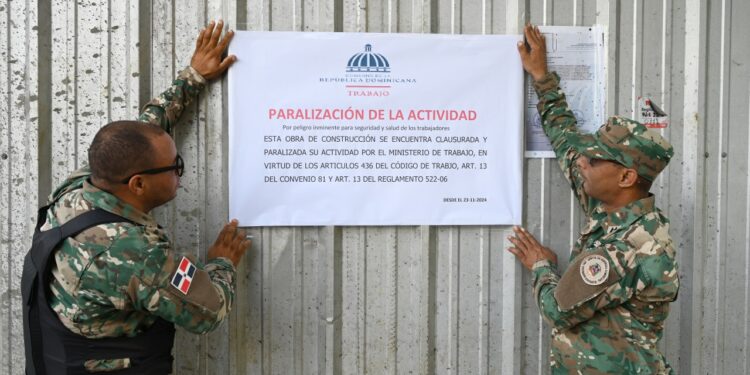 Paran trabajos de torre en construcción