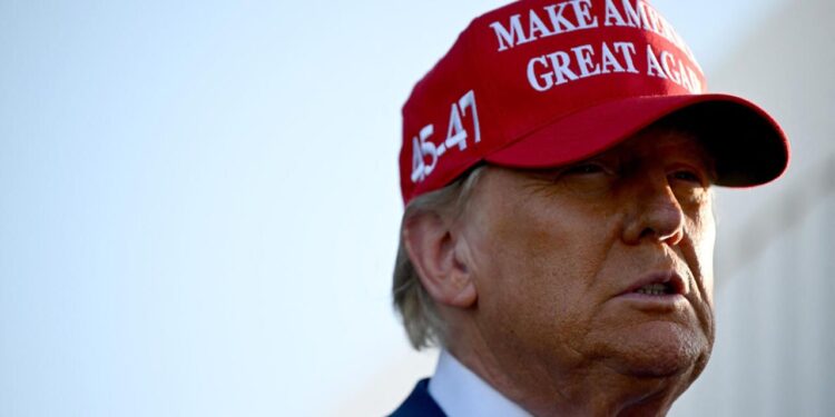 Jueza desestima casos contra Trump