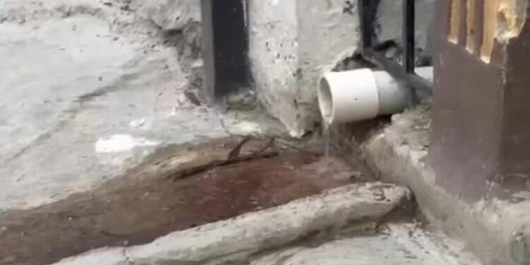 Tubería emana agua «nauseabunda» en Cabral