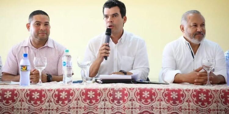 Wellington Arnaud se reúne con comunitarios en Peravia