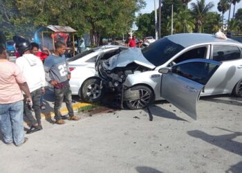 Fiscal de Barahona colisiona carro con otro en el malecón