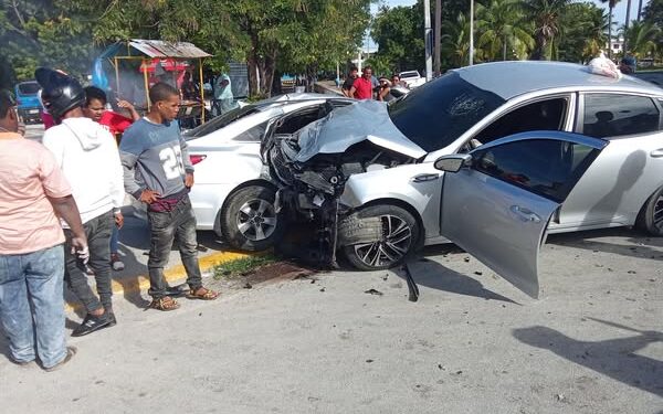 Fiscal de Barahona colisiona carro con otro en el malecón