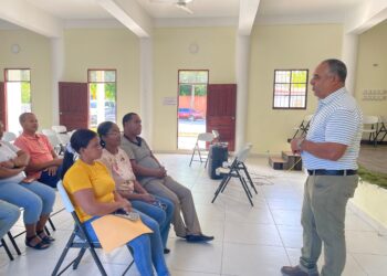 Padre Ángel Cuevas Rosario sostiene reunión con familias