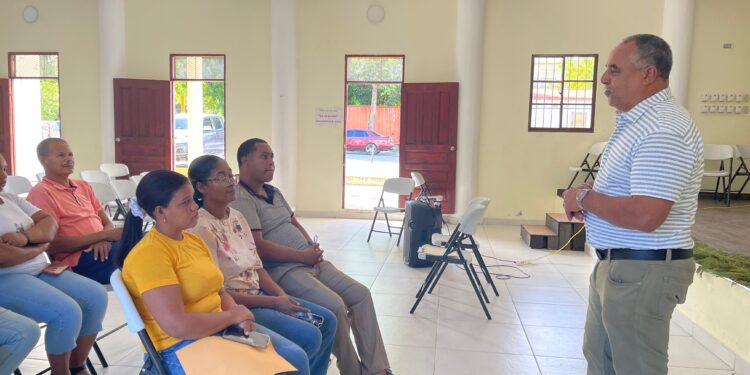 Padre Ángel Cuevas Rosario sostiene reunión con familias