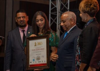 Tomás Aquino Méndez pide unidad a sureños al recibir premio de Oro en Barahona