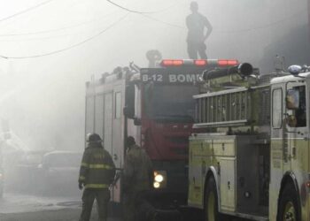 Mueren hermanos en incendio a su casa