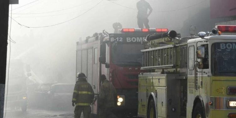 Mueren hermanos en incendio a su casa