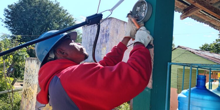 Edesur regulariza clientes y desmantela conexiones ilegales en el Sur