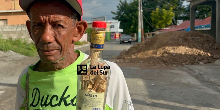 José Féliz fabrica botellas que curan varias enfermedades