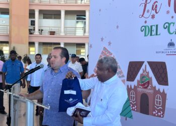 Paliza entrega bonos a rector de Ucateba