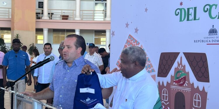 Paliza entrega bonos a rector de Ucateba