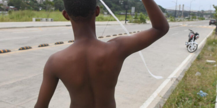 Menor volando chichigua en el barrio La Ciénega/ Fotógrafo Leonel Matos