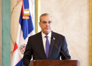 Abinader se pone al lado de González Urrutia