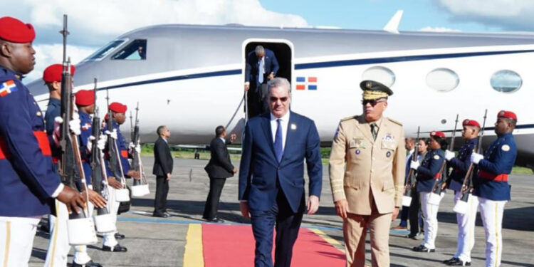 Abinader regresa de Puerto Rico