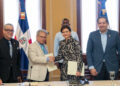 Gobierno y médicos pactan lo mismo: 25 % de aumento