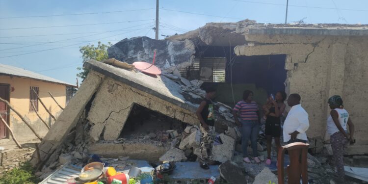 Familias salvan vidas de milagro por colapso de albergue