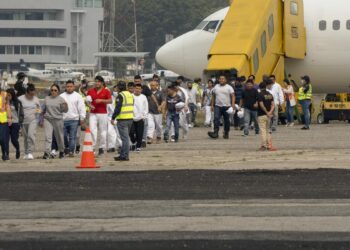 Dos aviones militares llegaron a Guatemala con deportados