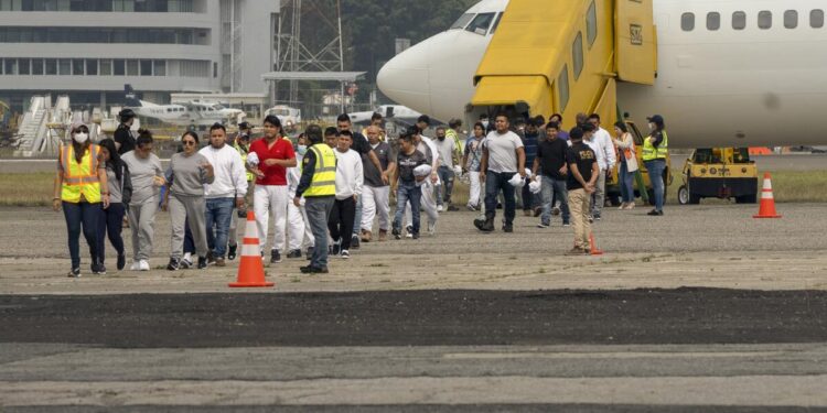 Dos aviones militares llegaron a Guatemala con deportados