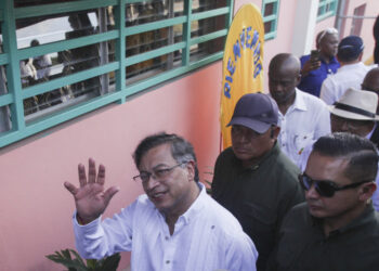 Petro pide «perdón» a Haití