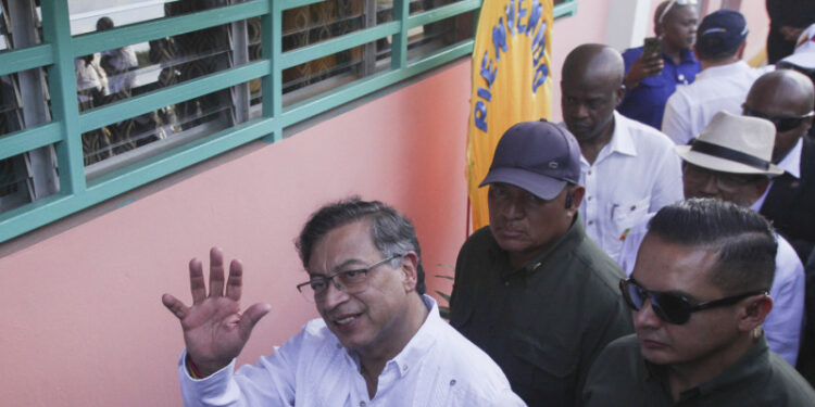 Petro pide «perdón» a Haití