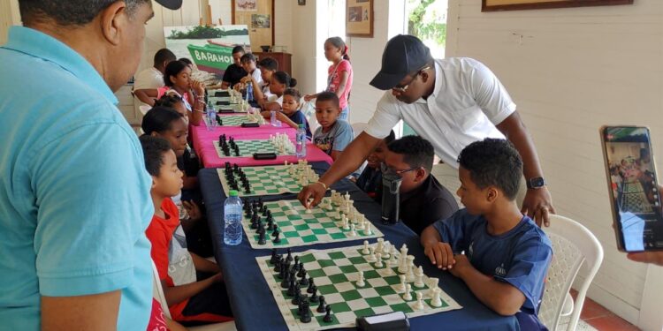 Yván Ariel hace saque de honor en torneo de ajedrez