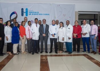 Jorge Asjana presenta a docentes Robert Reid su proyecto rectoral