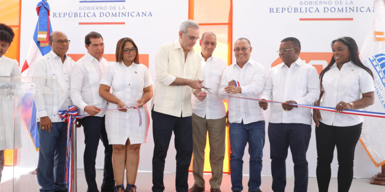 Gobierno entrega carretera en Elías Piña