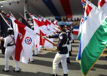 Vistoso desfile militar por Independencia Nacional