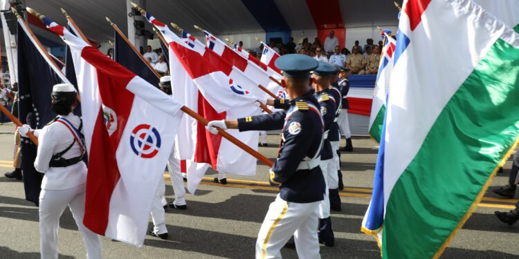 Vistoso desfile militar por Independencia Nacional