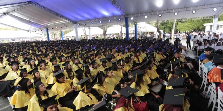 UASD entrega a la sociedad 2,558 nuevos profesionales