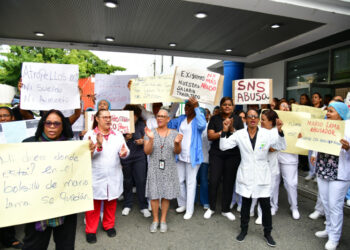Personal sanitario protesta por rebajas en salarios