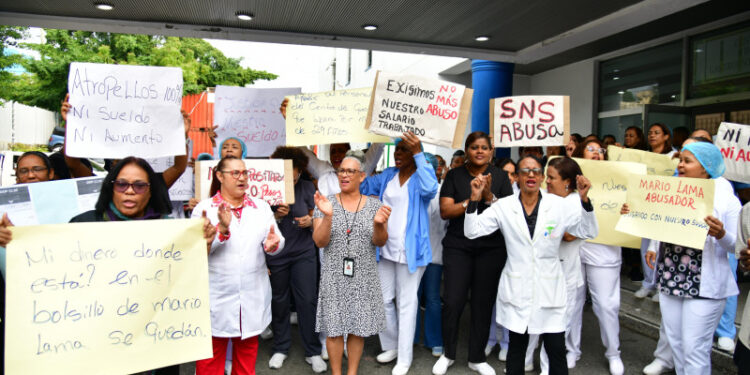 Personal sanitario protesta por rebajas en salarios