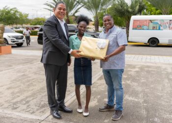 Senador obsequia computadora a estudiante con alto índice