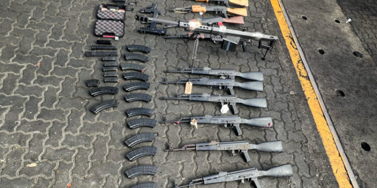 Aduanas «detecta arsenal» con destino a Haití