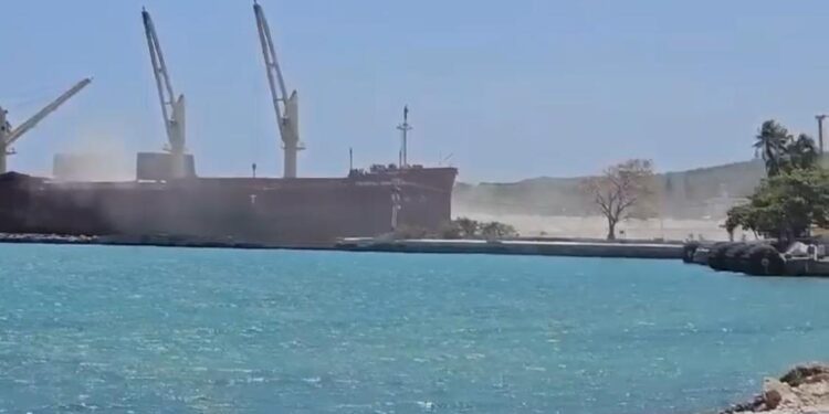 Polvo blanco que emana de embarque de materiales de construcción en puerto de Barahona es «letal» para la salud
