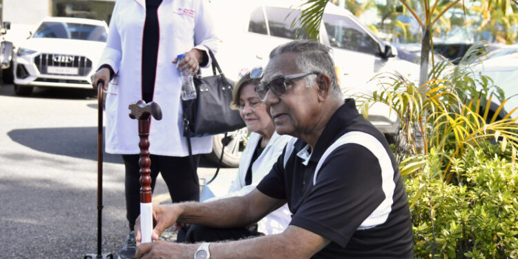 Con dolencias y bastón Cruz Tavárez se une a protesta por una mejor pensión para médicos pensionados
