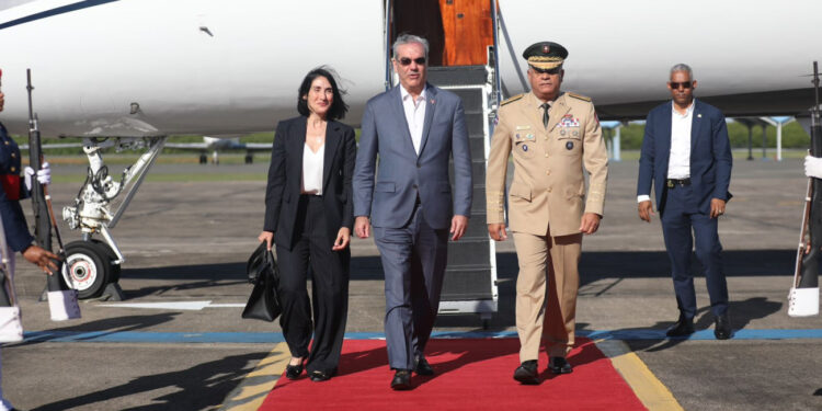 Abinader regresa a RD desde Roma